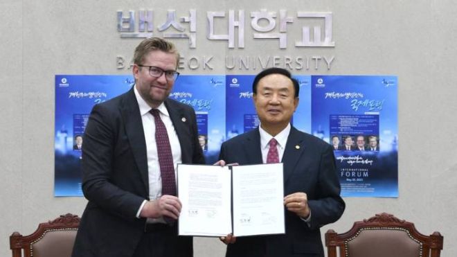 Wiebe Boer (Calvin University President) and Rev. Chang Jong-hyun (Baekseok University President)